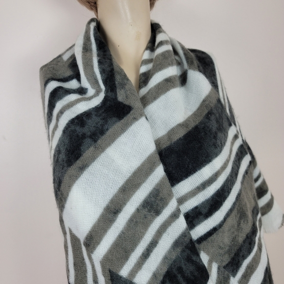 Zara black white gray striped fuzzy blanket scarf - Picture 13 of 13